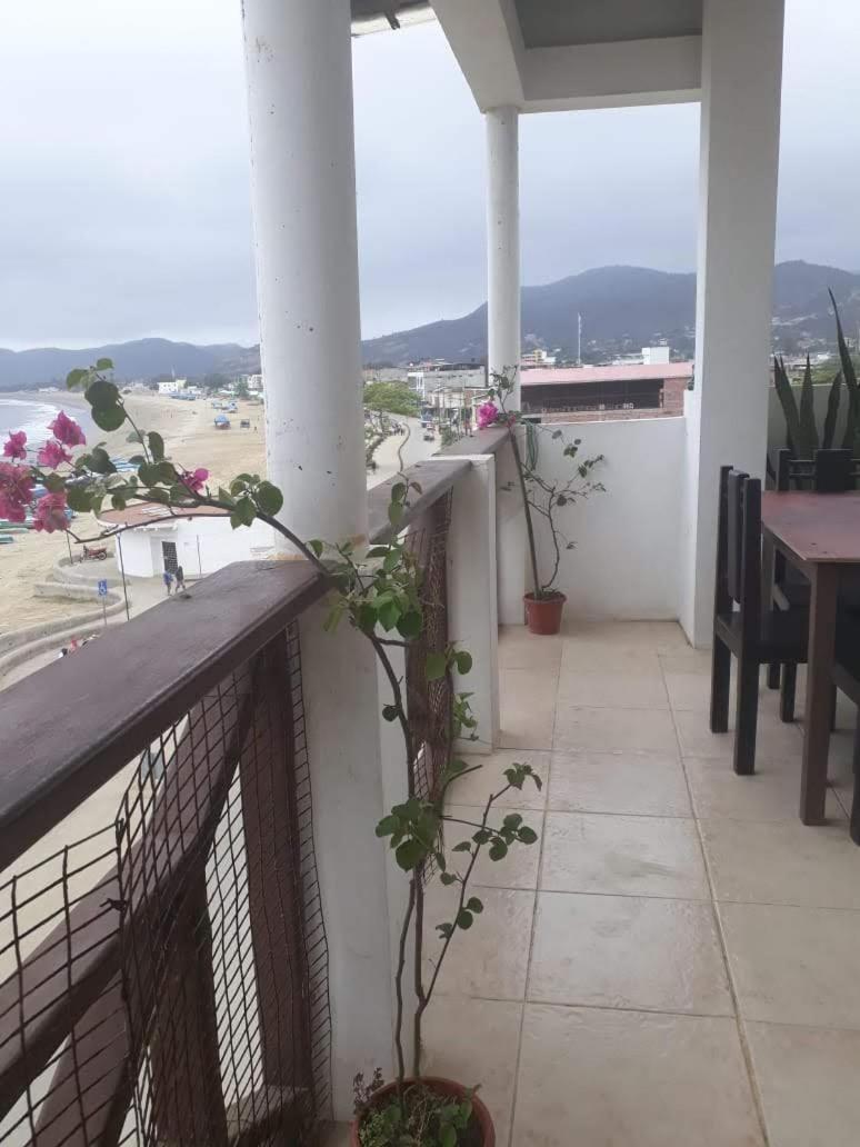 Hostal Humpback Internacional Puerto López Kültér fotó